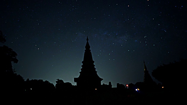 时间流逝银河在夜空与前景宝塔。视频素材