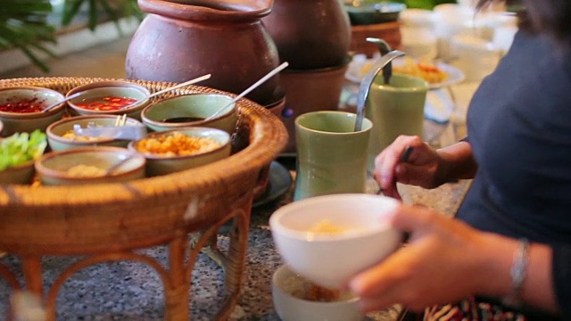 人们从自助餐厅拿食物视频素材画面1