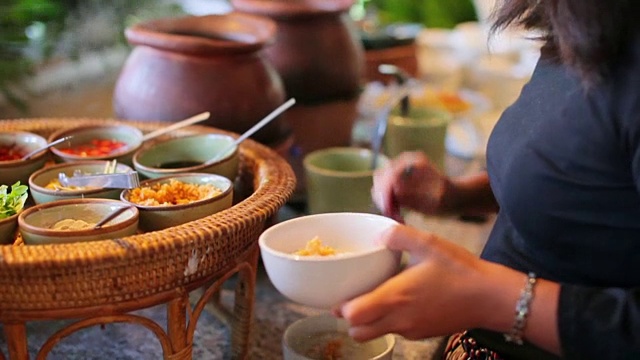 人们从自助餐厅拿食物视频素材画面2