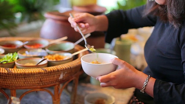 人们从自助餐厅拿食物视频素材画面3