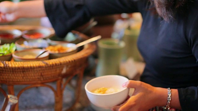 人们从自助餐厅拿食物视频素材画面4
