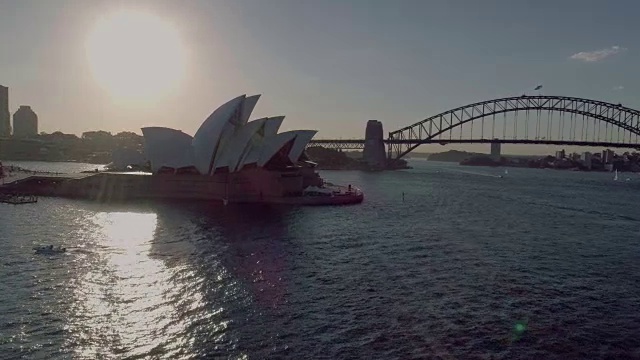 低空飞越悉尼歌剧院，展示悉尼市中心。澳大利亚悉尼视频素材