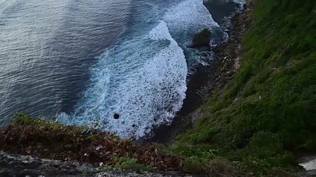 印尼巴厘岛乌鲁瓦图寺庙地区的悬崖视频素材