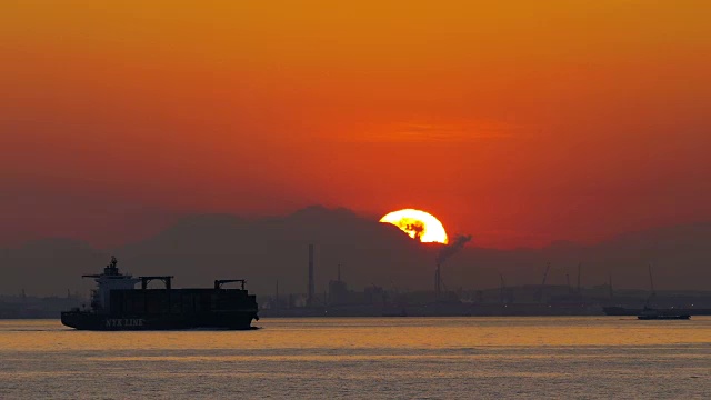 日本神奈川横滨海上日落的时间流逝视频素材画面1