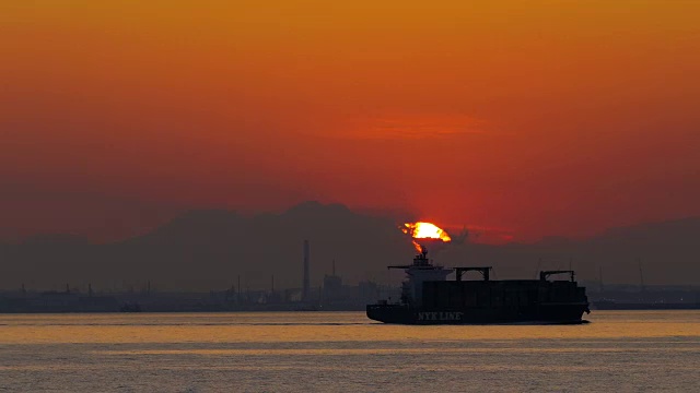 日本神奈川横滨海上日落的时间流逝视频素材画面2