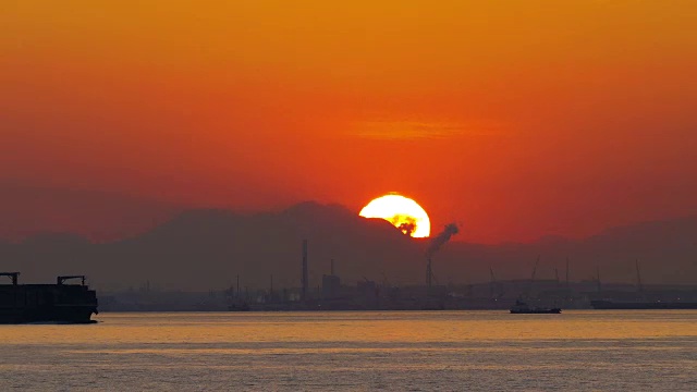 日本神奈川横滨海上日落的时间流逝视频素材画面3
