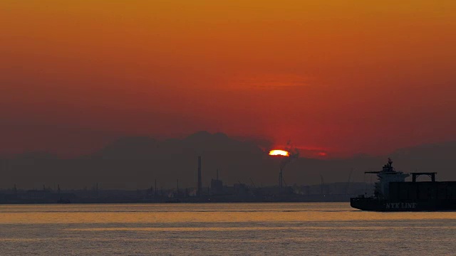 日本神奈川横滨海上日落的时间流逝视频素材画面4