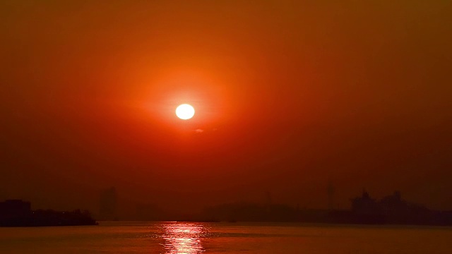 海上日落/日出视频素材画面1