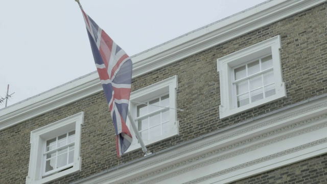 英国伦敦大楼上飘扬的英国国旗视频素材