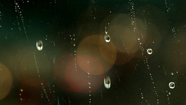 雨滴落在窗户玻璃上视频素材