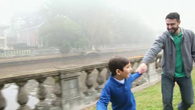 西班牙男孩拉着父亲的手，走了视频素材画面4