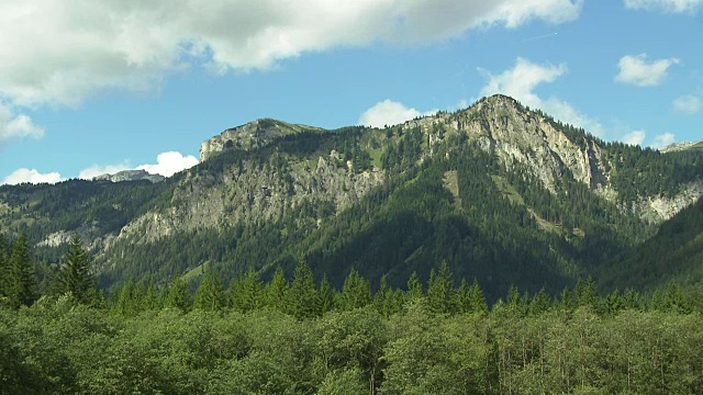 斯泰尔马克山-在Tragoss的绿色湖附近视频素材