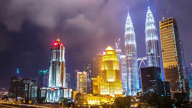 吉隆坡夜间的城市景观和天际线。时间流逝视频素材