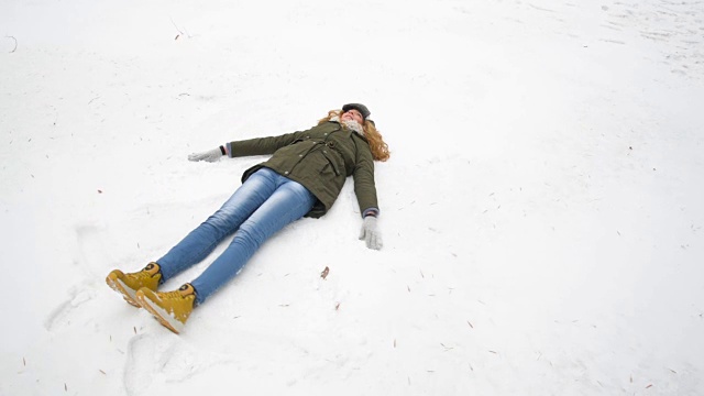 做雪天使的女人视频素材