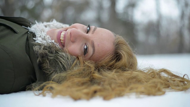 躺在雪地上的女人视频素材