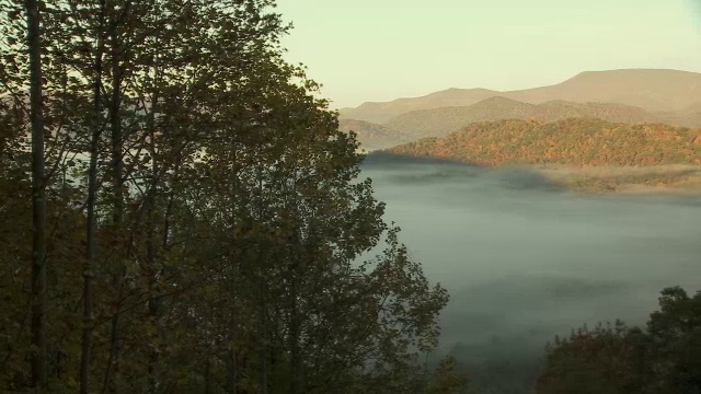 Pan over Blue Ridge Mountains在秋天的颜色。视频素材