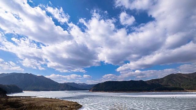 西洋河大坝附近的西洋河(西洋河湖拥有韩国最大的渔场)视频素材