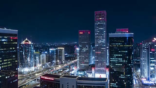 T/L WS HA TU在晚上照亮了CBD的摩天大楼/中国北京视频素材画面1