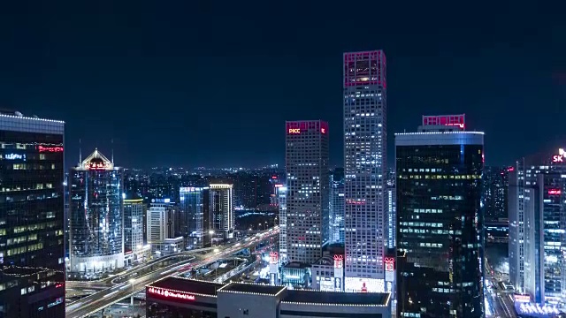 T/L WS HA TU在晚上照亮了CBD的摩天大楼/中国北京视频素材画面2