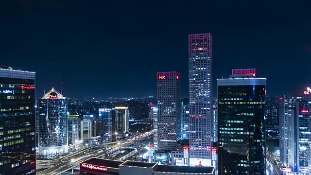 T/L WS HA TU在晚上照亮了CBD的摩天大楼/中国北京视频素材画面3