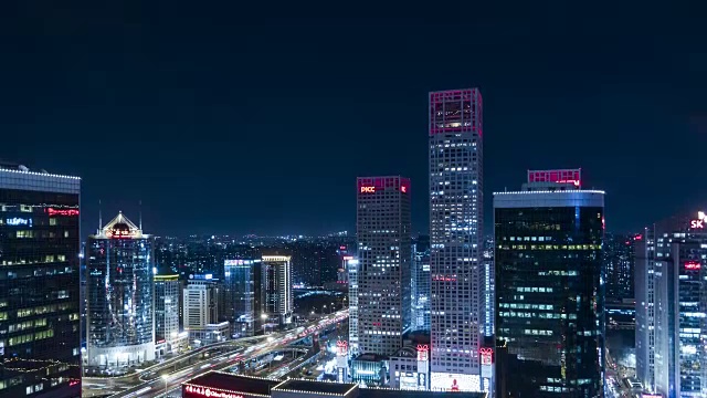 T/L WS HA TU在晚上照亮了CBD的摩天大楼/中国北京视频素材画面4
