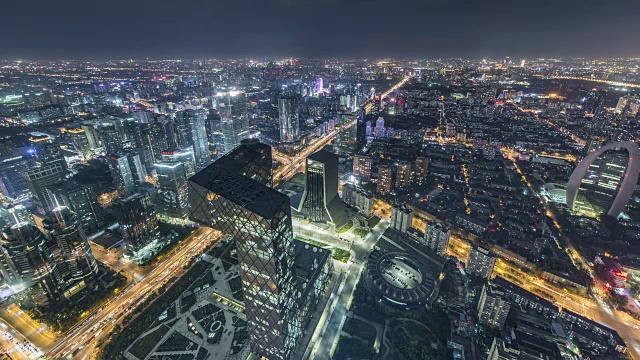 T/L WS HA鸟瞰图北京天际线和摩天大楼在CBD地区在晚上/北京，中国视频素材画面1