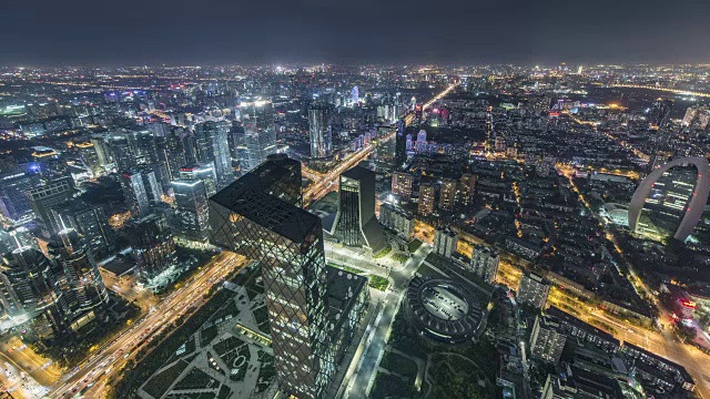 T/L WS HA鸟瞰图北京天际线和摩天大楼在CBD地区在晚上/北京，中国视频素材画面2