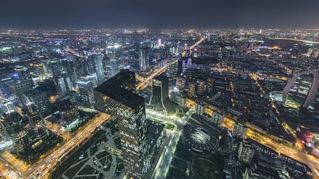 T/L WS HA鸟瞰图北京天际线和摩天大楼在CBD地区在晚上/北京，中国视频素材画面4