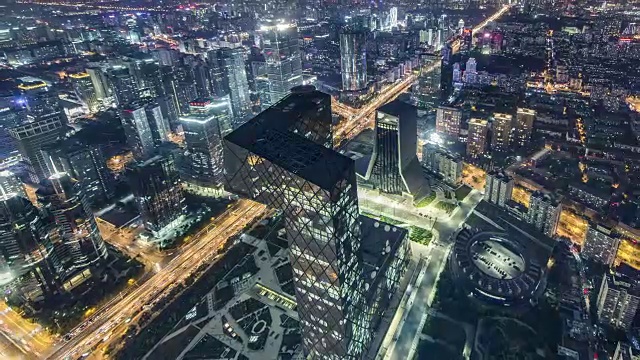 T/L WS HA ZO鸟瞰图北京天际线和摩天大楼在CBD地区在晚上/北京，中国视频素材画面1