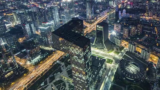 T/L WS HA ZO鸟瞰图北京天际线和摩天大楼在CBD地区在晚上/北京，中国视频素材画面2