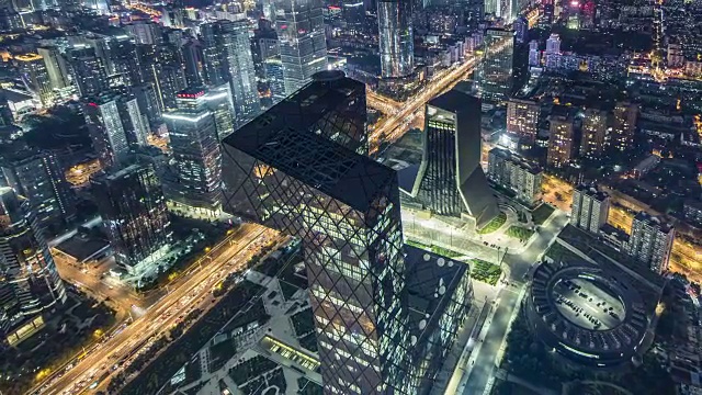 T/L WS HA ZO鸟瞰图北京天际线和摩天大楼在CBD地区在晚上/北京，中国视频素材画面3