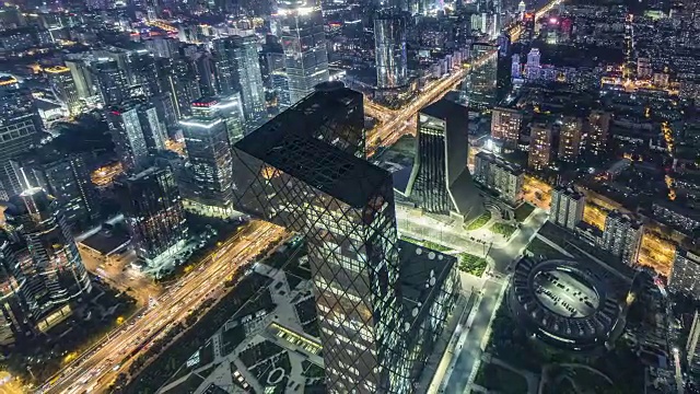 T/L WS HA ZO鸟瞰图北京天际线和摩天大楼在CBD地区在晚上/北京，中国视频素材画面4