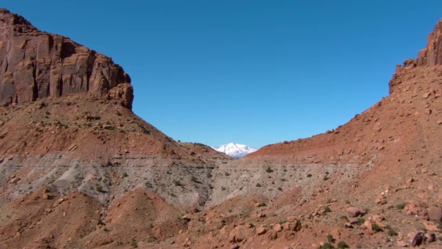 沙漠中耸立着巨大的岩层。视频素材