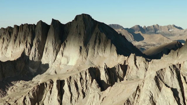 陡峭的东面的惠特尼山，是塞拉峰的最高峰。视频素材