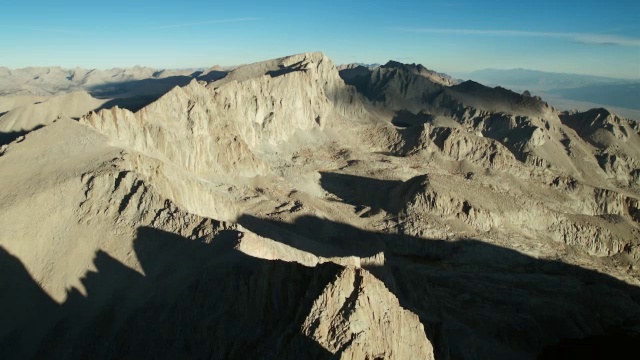 从空中接近惠特尼山顶。视频素材