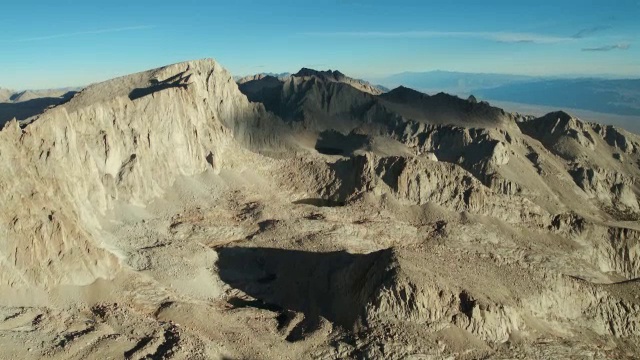 空中接近陡峭的东部坡惠特尼山在高塞拉斯，加利福尼亚州。视频素材