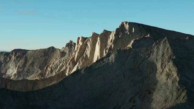 从北边空降惠特尼山。视频素材