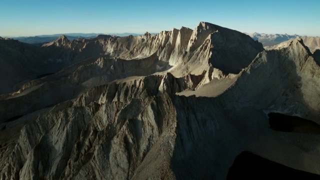 鸟瞰图的山脊与惠特尼山。视频素材