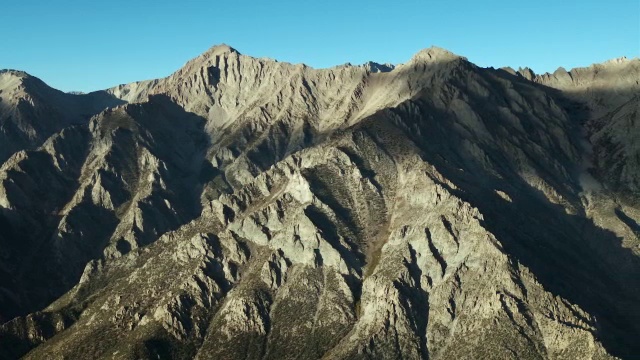 基思山和布拉德利山是内华达山脉东部的两座山峰。视频素材