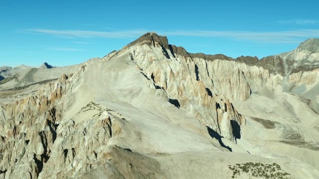 内华达山脉东部的红衣主教山，因其红色的帽岩而得名。视频素材