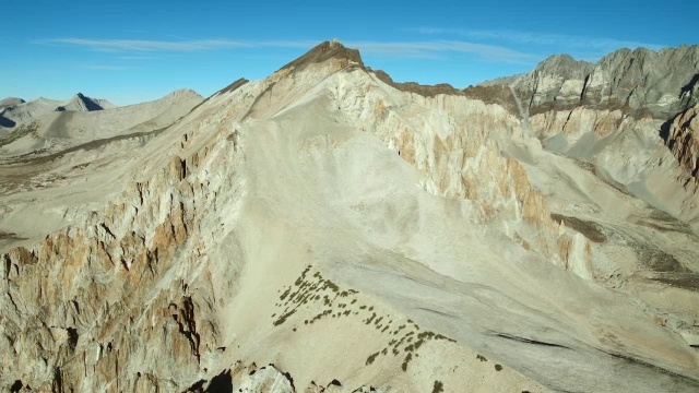 位于加州内华达山脉的红衣主教山的东侧。视频素材