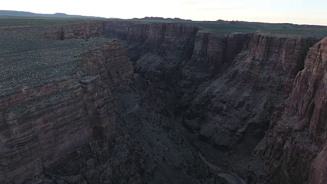 侧面飞行出大峡谷4k，无人机鸟瞰大峡谷国家公园“小’像大理石峡谷和格伦峡谷。位于亚利桑那州和犹他州沙漠与美丽的晨光和傍晚视频素材