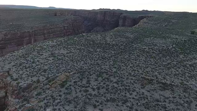 飞到大峡谷法律4k，无人机鸟瞰大峡谷国家公园“小’像大理石峡谷和格伦峡谷。位于亚利桑那州和犹他州沙漠与美丽的晨光和傍晚视频素材