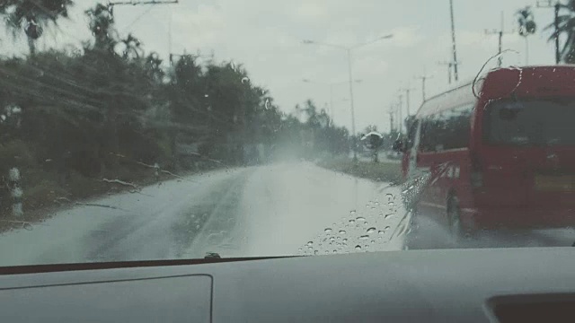 4K运输，在雨中开车视频素材