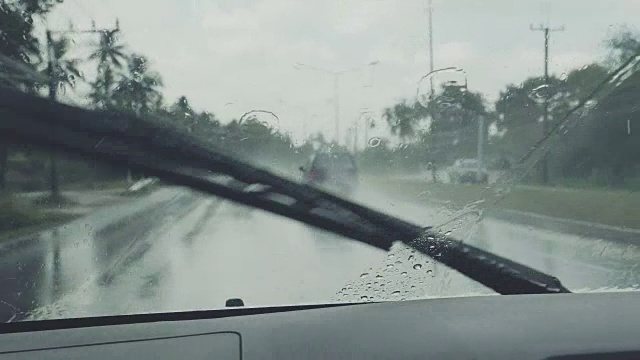 4K运输，在雨中开车视频素材