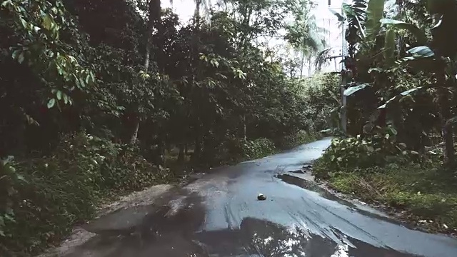 稳定拍摄的外部视图从前面的汽车行驶在泰国的乡村道路视频素材