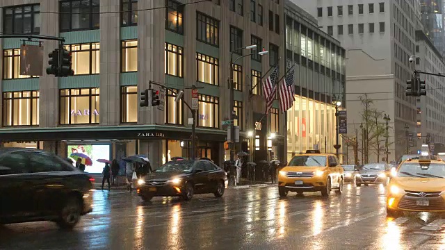 人们在雨中过马路视频素材