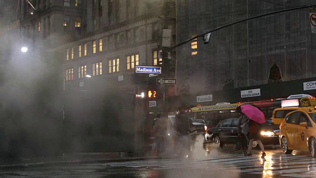 下雨的市中心街景视频素材