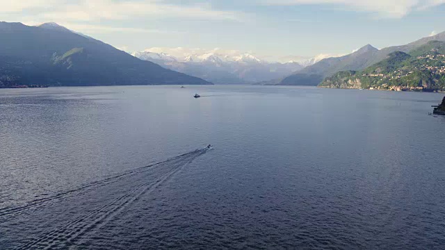 鸟瞰图蓝色的湖与山的背景，湖科莫，意大利视频素材