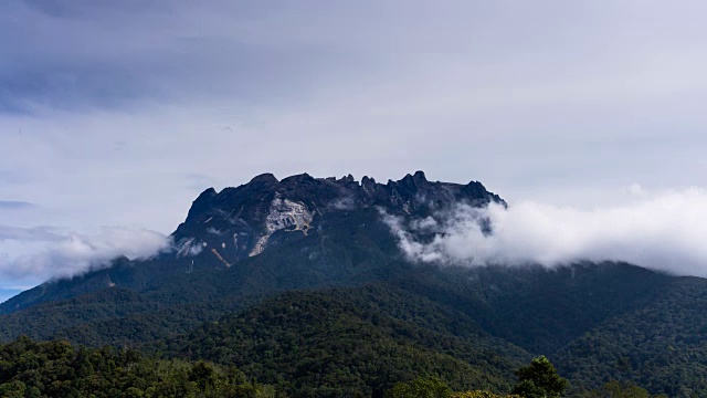 基纳巴卢山上空的云的时间流逝视频素材